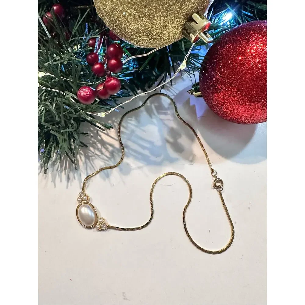 Opalesque and pearl necklace